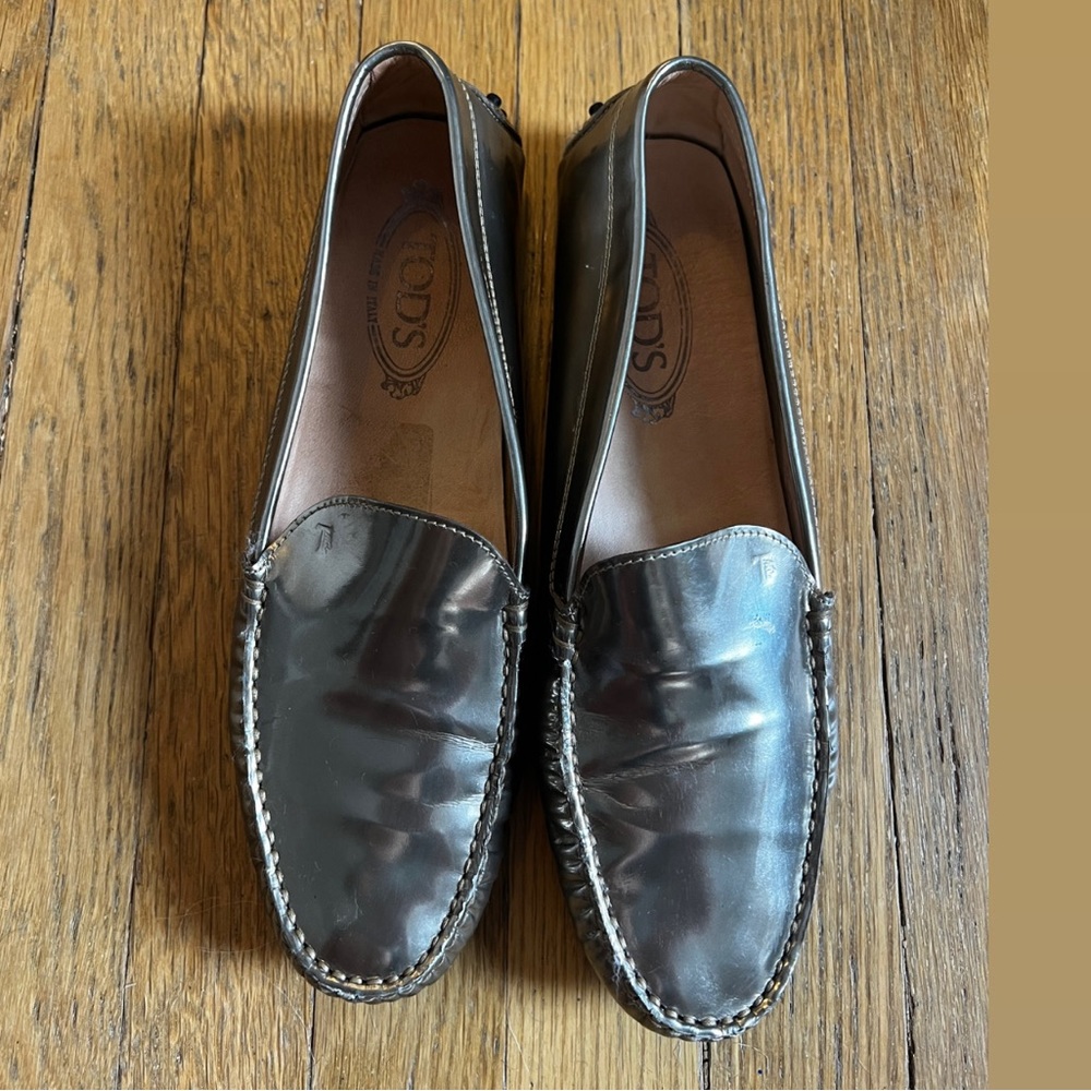 Tod’s Gommino Driving Shoes / Loafers in Silver Patent Leather Size 40